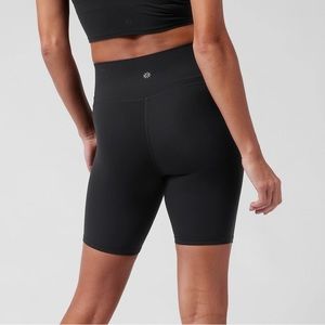 Athleta Transcend 7” Bike Short medium